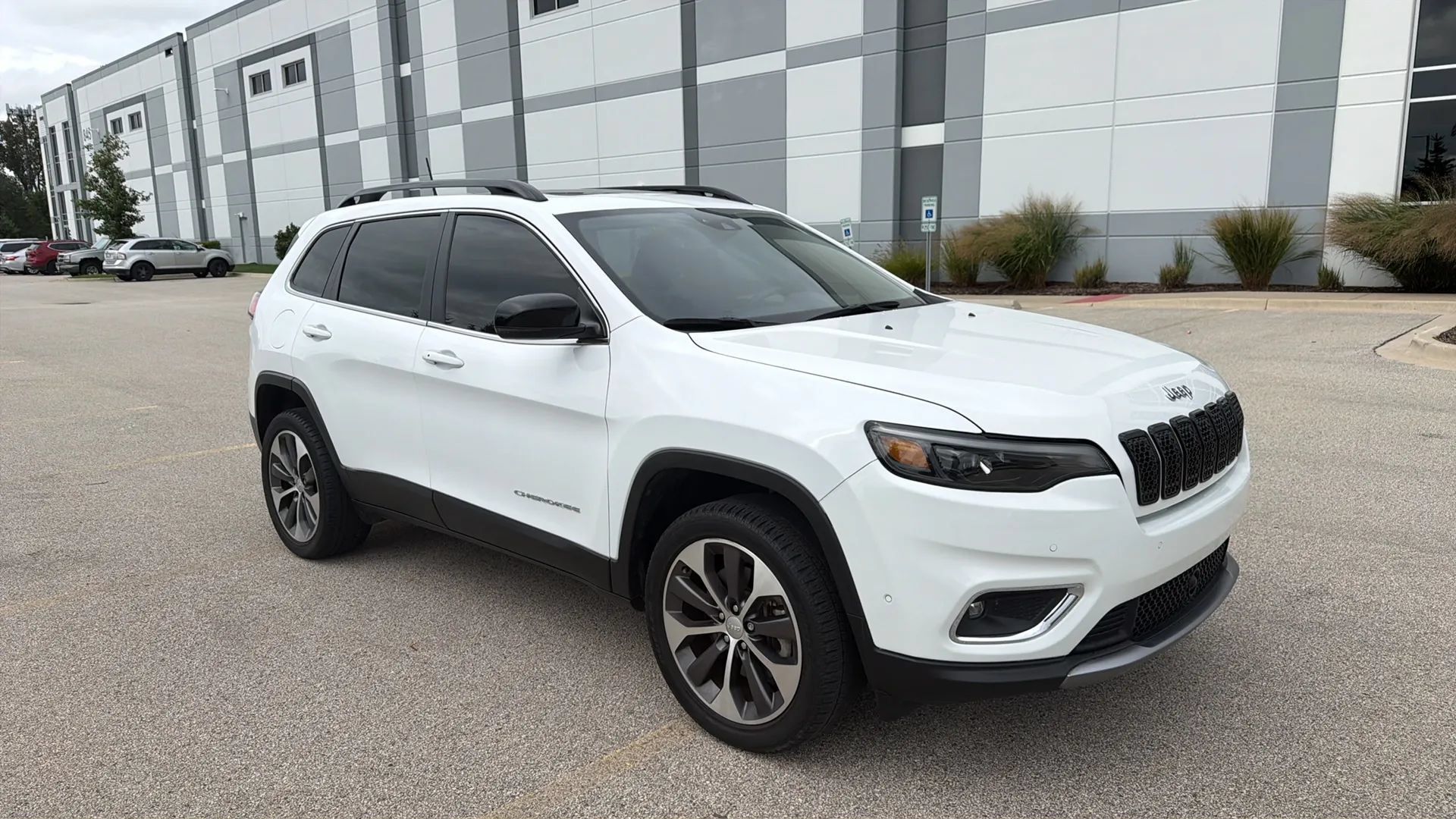 Used 2022 Jeep Cherokee Limited w/ Elite Package AWD/4WD image 3