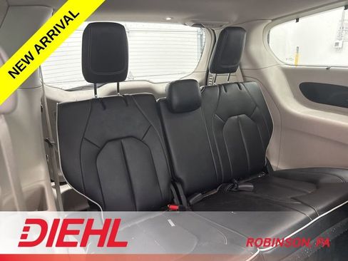 Used 2023 Chrysler Pacifica Limited w/ Uconnect Theater Family Group image 11