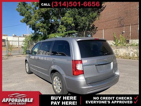 Used 2014 Chrysler Town & Country Touring image 3