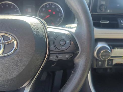 Used 2021 Toyota RAV4 XLE Premium image 17