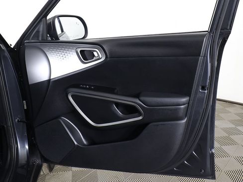 Used 2025 Kia Soul LX w/ LX Technology Package FWD image 22