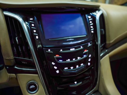 Used 2020 Cadillac Escalade Platinum AWD/4WD image 7