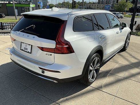 Certified 2025 Volvo V60 B5 Cross Country Plus AWD/4WD image 6