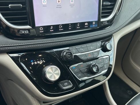 Used 2023 Chrysler Pacifica Limited image 10