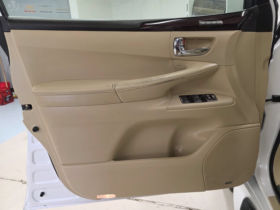 Used 2010 Lexus LX 570 4WD w/ Luxury Pkg image 18