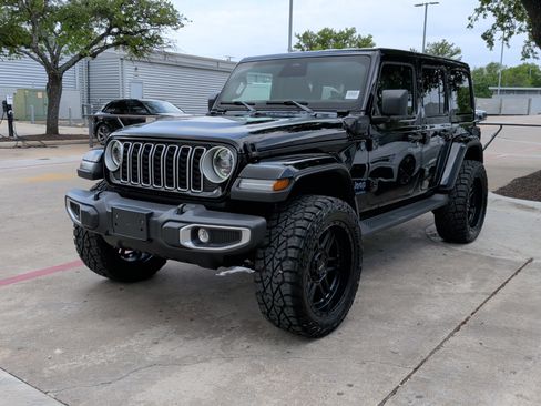 Used 2025 Jeep Wrangler Unlimited Sahara AWD/4WD image 6