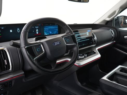 Used 2025 Ford Expedition Platinum AWD/4WD image 30