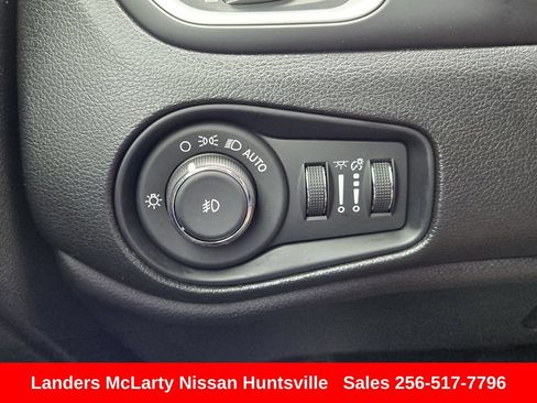 Used 2019 Jeep Renegade Latitude AWD/4WD image 28