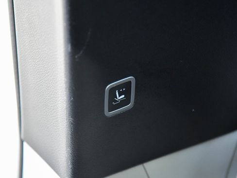 Used 2023 Chrysler Pacifica Touring-L FWD image 42