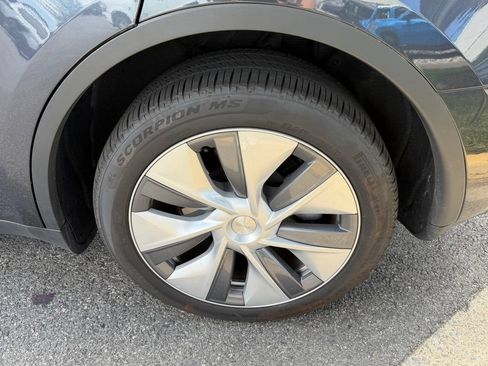 Used 2024 Tesla Model Y Long Range AWD/4WD image 13