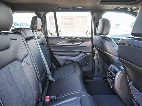 New 2025 Jeep Grand Cherokee Altitude image 21