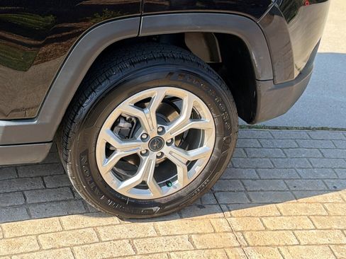 Used 2025 Jeep Compass Latitude image 12