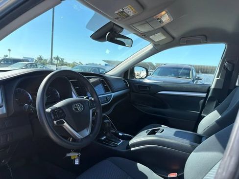 Used 2019 Toyota Highlander LE FWD image 3