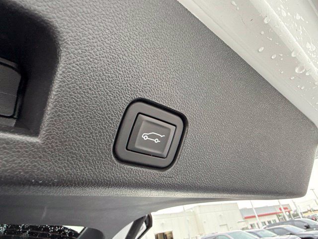 Used 2025 Buick Enclave Preferred FWD image 9