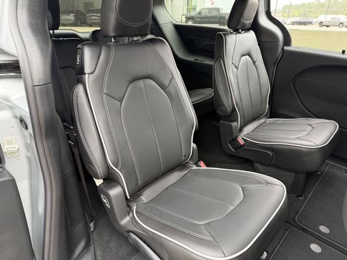 New 2026 Chrysler Pacifica Limited w/ S Appearance Package image 19