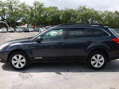 Used 2010 Subaru Outback 2.5i Premium AWD/4WD image 3