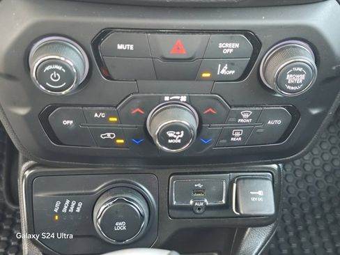 Used 2023 Jeep Renegade Latitude image 27