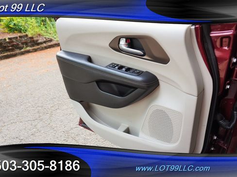 Used 2017 Chrysler Pacifica Touring-L FWD image 26