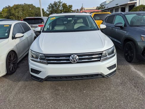 Certified 2020 Volkswagen Tiguan SE w/ Panoramic Sunroof Package image 4