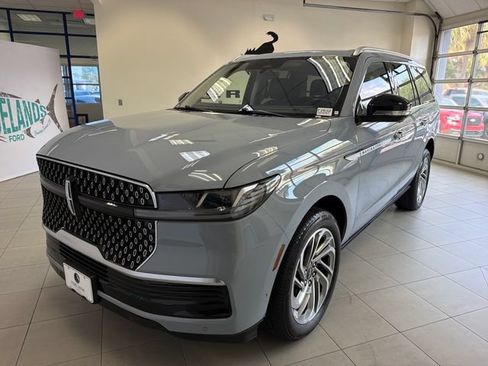 Used 2025 Lincoln Navigator Reserve AWD/4WD image 3