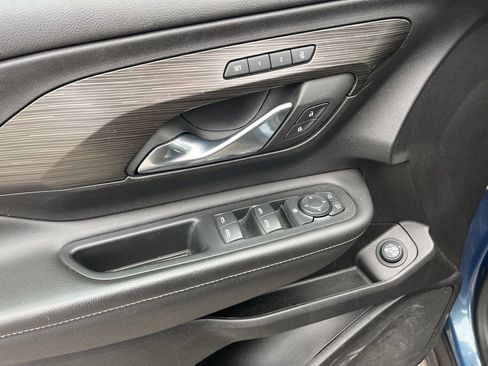 Used 2024 GMC Terrain SLT image 22