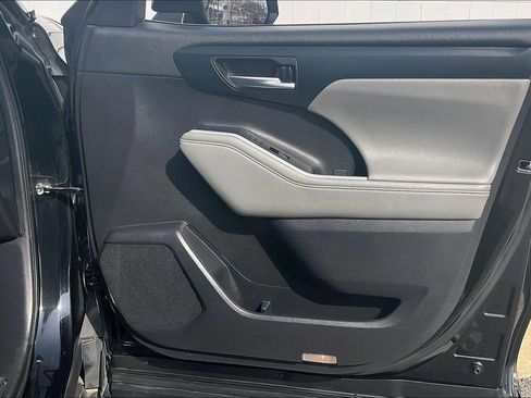 Used 2023 Toyota Highlander XLE image 28