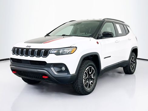 Used 2025 Jeep Compass Trailhawk image 3
