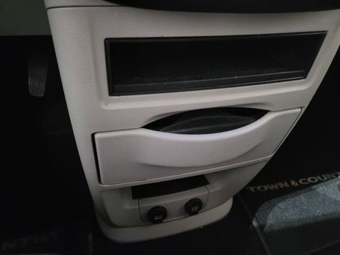 Used 2015 Chrysler Town & Country Touring-L image 31