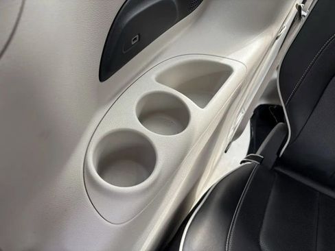 Used 2024 Chrysler Pacifica Limited image 32