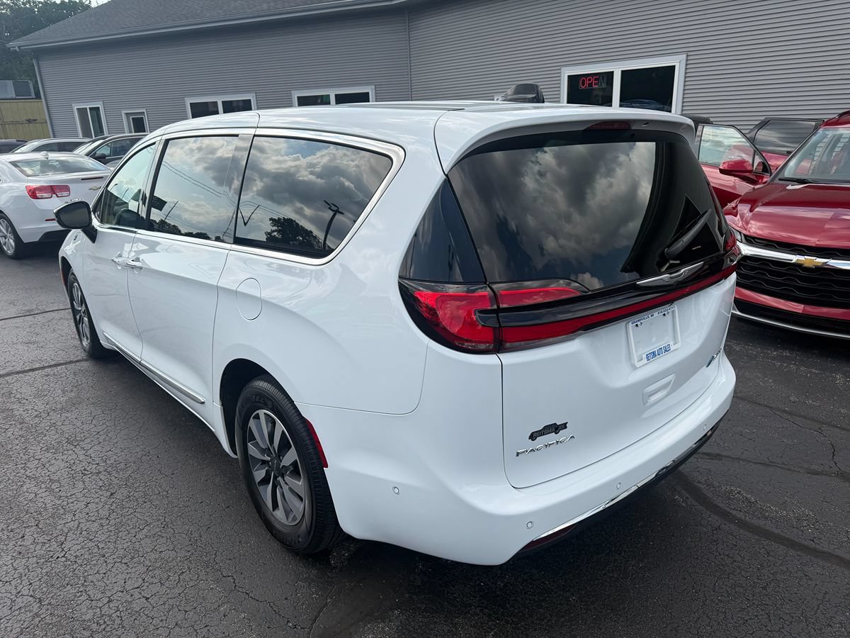 Used 2023 Chrysler Pacifica Limited FWD image 3