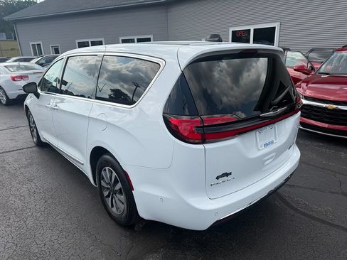 Used 2023 Chrysler Pacifica Limited FWD image 3