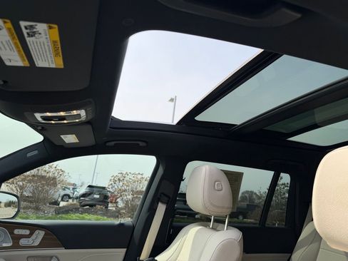 Used 2025 Mercedes-Benz GLS 450 4MATIC image 9