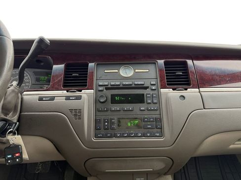 Used 2005 Lincoln Town Car Signature image 10
