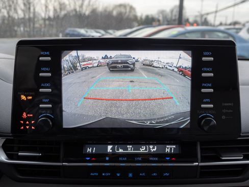 Used 2024 Toyota Sienna LE image 3