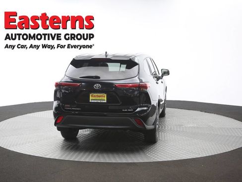 Used 2021 Toyota Highlander XLE AWD/4WD image 40