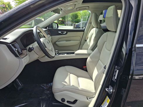 Certified 2022 Volvo XC60 B5 Momentum w/ Climate Package AWD/4WD image 13