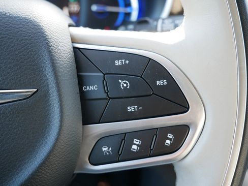 Used 2021 Chrysler Pacifica Limited image 30