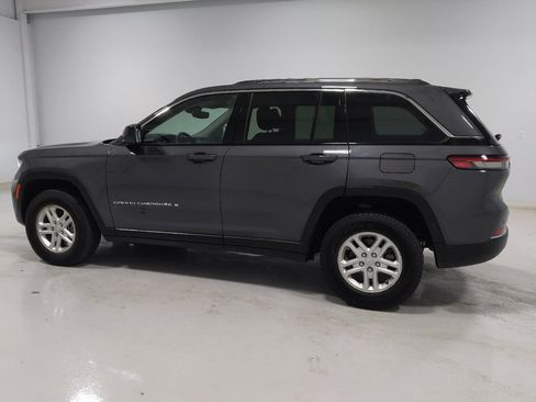 Used 2022 Jeep Grand Cherokee Laredo w/ Luxury Tech Group I AWD/4WD image 3