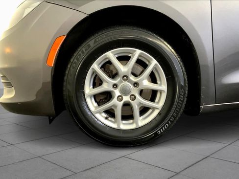 Used 2017 Chrysler Pacifica Touring image 10