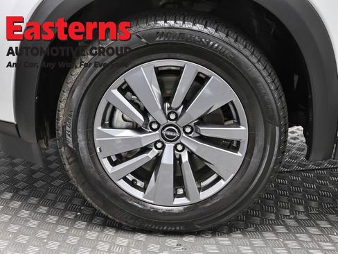 Used 2025 Nissan Pathfinder SV FWD image 32