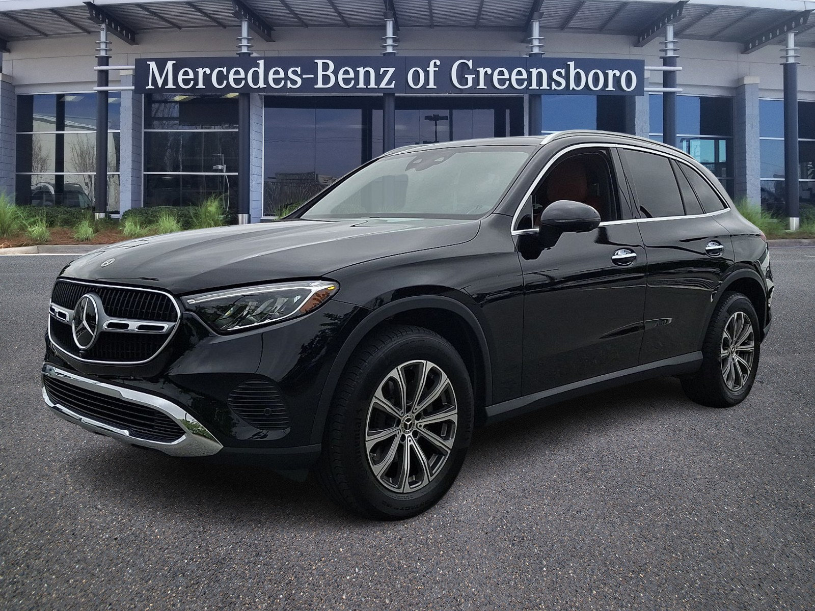 Used 2024 Mercedes-Benz GLC 300 4MATIC image 3