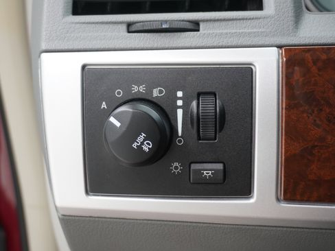 Used 2010 Chrysler Town & Country Touring image 22