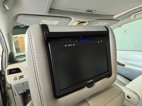 Used 2011 Toyota Sienna XLE image 14