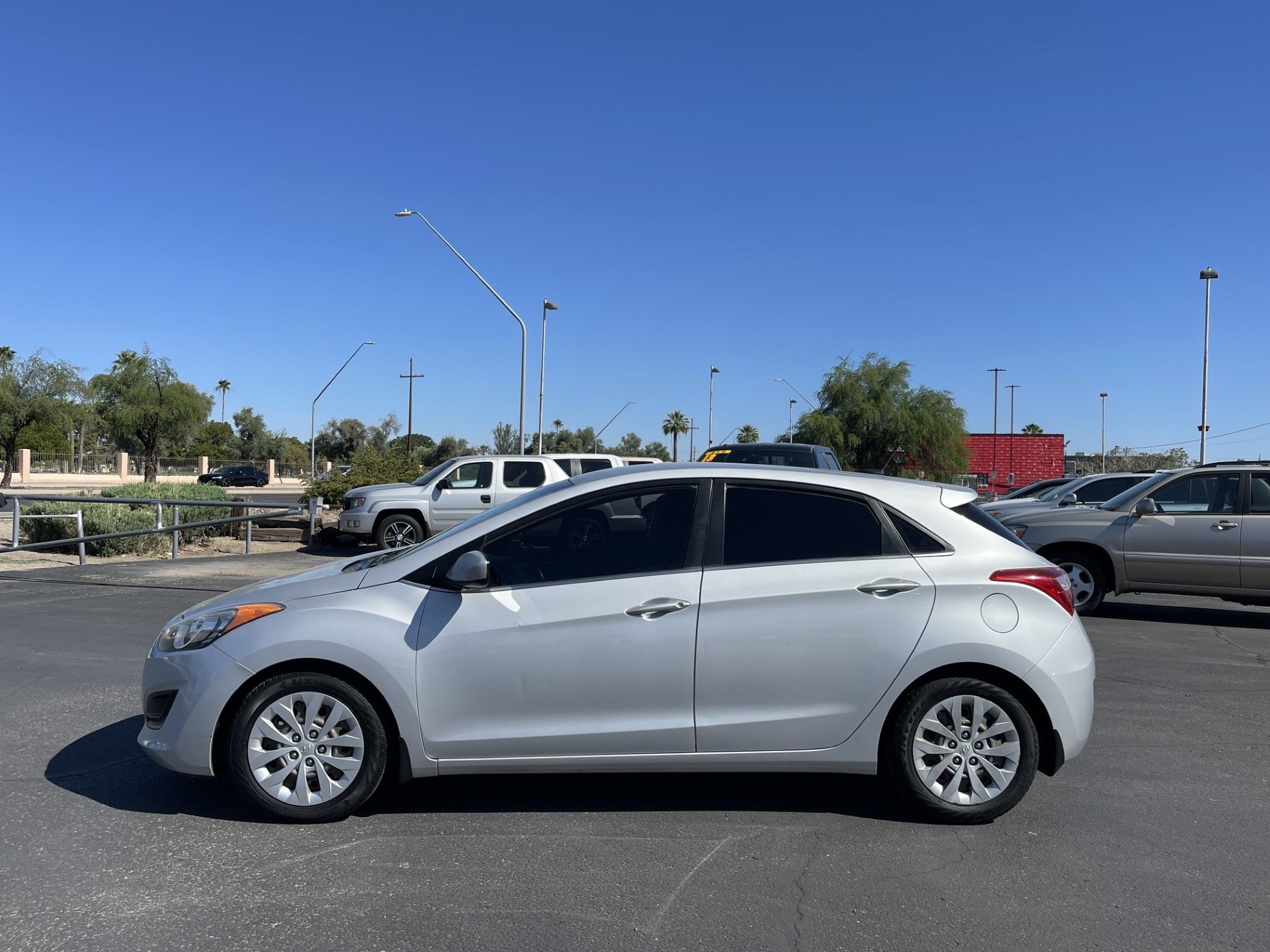 Used 2016 Hyundai Elantra GT FWD image 2
