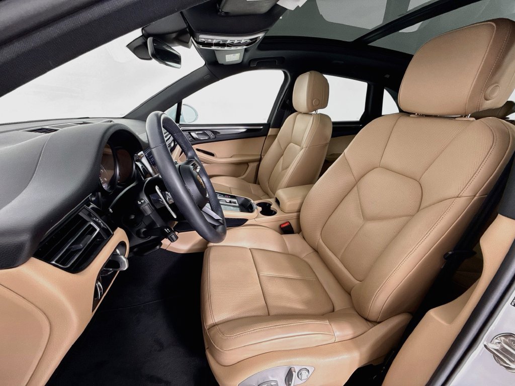 Certified 2023 Porsche Macan Turbo AWD/4WD image 5