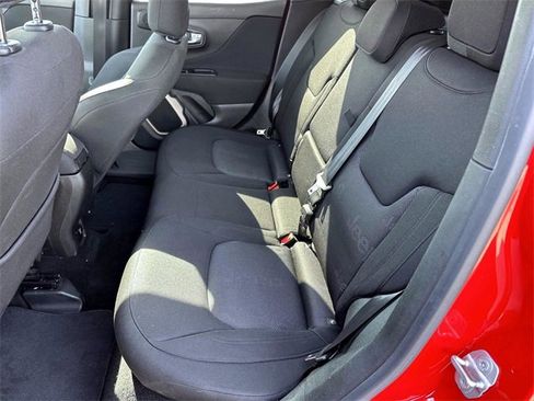 Used 2015 Jeep Renegade Latitude w/ Popular Equipment Group image 7