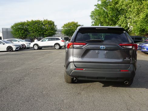 Used 2021 Toyota RAV4 LE AWD/4WD image 4