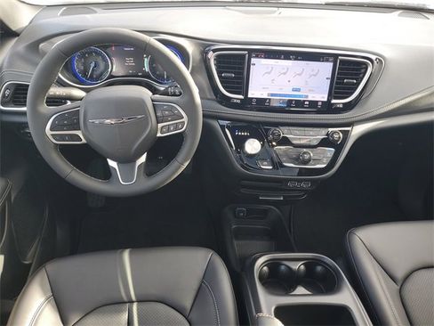 New 2025 Chrysler Pacifica Select image 12