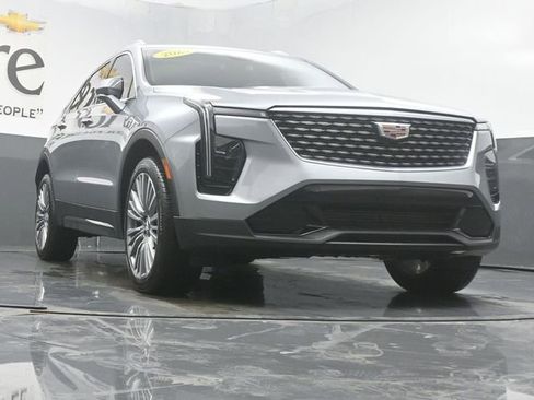 Used 2024 Cadillac XT4 Premium Luxury image 3