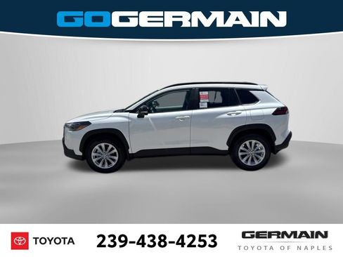 Used 2026 Toyota Corolla Cross LE FWD image 2